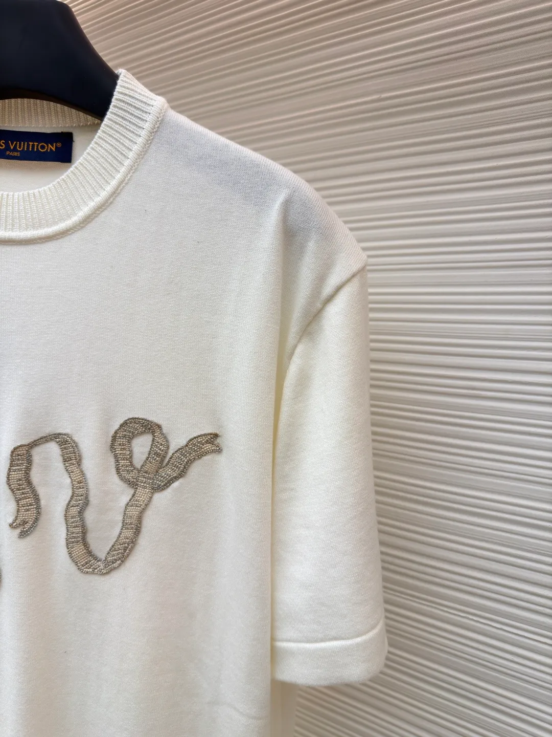 LOUIS VUITTON Ribbon embroidered woolen short sleeves ●Original version: Purchased and developed for 10800 ●Item number: 1681960-A65 ●Fabric: pure cotton fabric ●Technology: embroidery production ●Color: white ●Version: fitted version ●Weight: about 245 grams ●Size: XS-S-M-L ●Description: Made of 260g 32-count Shuangsha pure cotton fabric exclusively customized from the original board. The embroidery is designed with knots to imitate the beading look. The overall line is straight and delicate. The fabric is comfortable and soft. The color is consistent and has no color difference. It can be matched with the same style to create a fashionable look and control various occasions. Customized accessories, complete with three standards, same style for men and women!